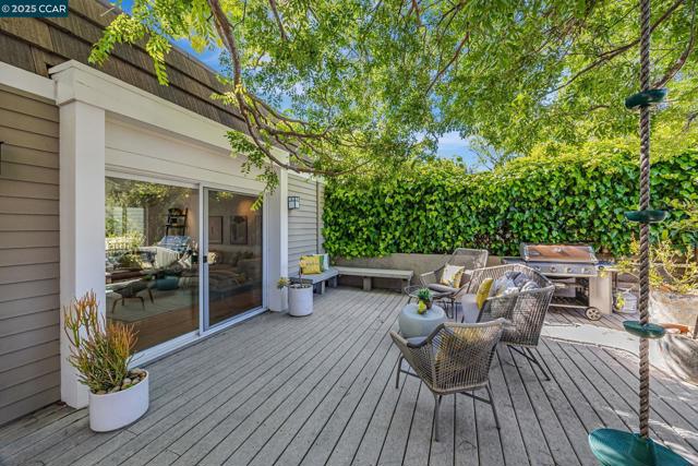 2280 Hastings Dr, Belmont CA: https://media.crmls.org/mediaz/b38511d3-6e13-454d-93ba-f064ef7bdb19.jpg