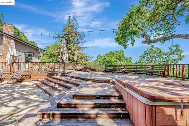 3336 Oak Ct, Lafayette CA: https://media.crmls.org/mediaz/b385a5ce-77e4-4767-9e72-ec4b5f5a98be.jpg
