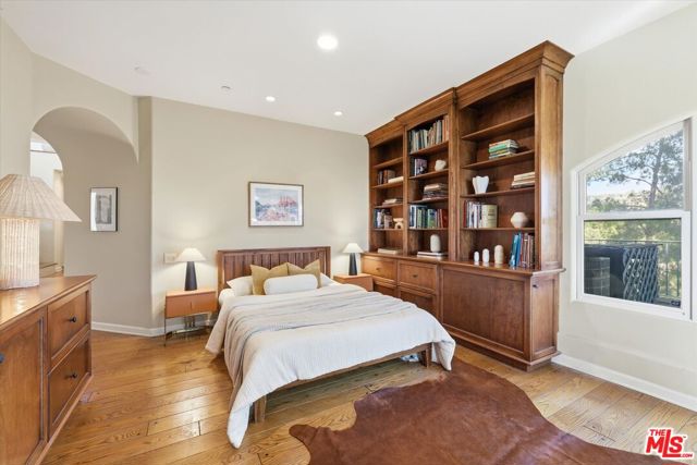 1284 Lago Vista Drive, Beverly Hills CA: https://media.crmls.org/mediaz/b385b970-e23e-47a9-90c2-b60b4efb6d93.jpg