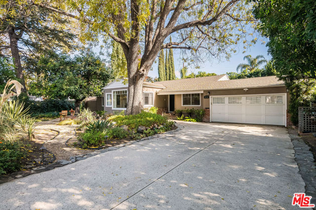 4538 Lemp Avenue, Studio City CA: https://media.crmls.org/mediaz/b38874d8-dedc-4f8f-a83e-3e9c55aa1a44.jpg