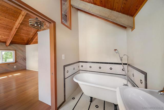 30408 Lennie Dr, Valley Center CA: https://media.crmls.org/mediaz/b3892505-95e2-4619-9529-15866b04b9af.jpg