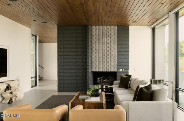 821 Emerson Street, Thousand Oaks CA: https://media.crmls.org/mediaz/b3895d8a-d5e2-4793-a9c1-9e066cadbb4d.jpg