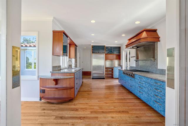 1865 Soledad Ave, La Jolla CA: https://media.crmls.org/mediaz/b38a2a44-9398-42b0-bd8b-3ef3cc05e584.jpg