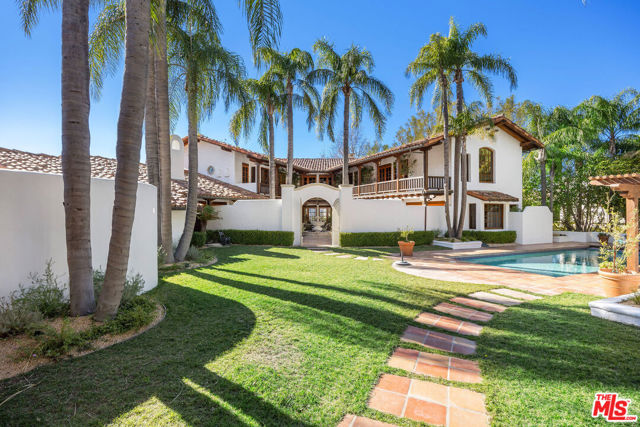 25127 Jim Bridger Road, Hidden Hills CA: https://media.crmls.org/mediaz/b38a7f95-7d53-4c5f-a5ce-3df272158175.jpg