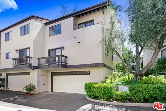 5757 Owensmouth Avenue, Woodland Hills CA: https://media.crmls.org/mediaz/b38b301a-3af1-46fc-9e2e-e1c3fce13d89.jpg