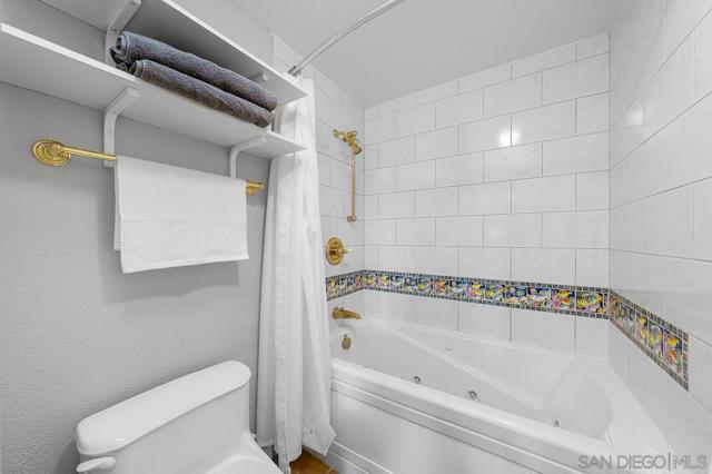 94 Kingston Ct W, Coronado CA: https://media.crmls.org/mediaz/b38b34be-3202-47d3-b4d7-debb8fbee9ae.jpg