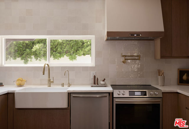 5271 Woodlake Avenue, Woodland Hills CA: https://media.crmls.org/mediaz/b38b5171-4a1c-4e54-a761-dcdb05e33516.jpg