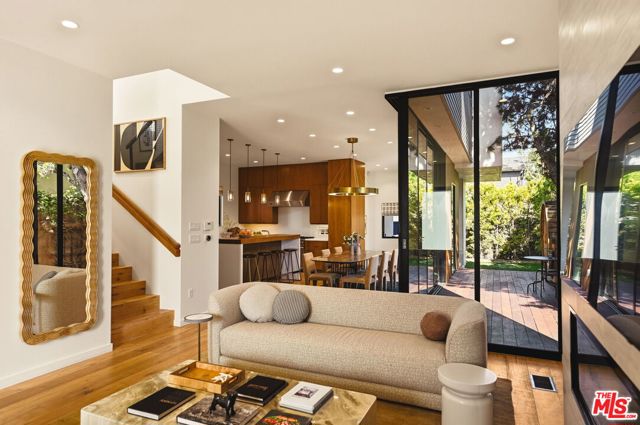 738 Superba Avenue photo 4