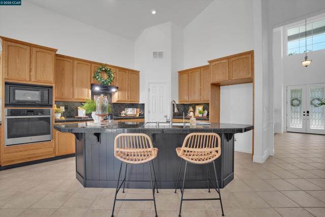 2856 Gardenside Ct, Brentwood CA: https://media.crmls.org/mediaz/b38bce69-71ca-44fd-a7e6-ec83496bbd64.jpg