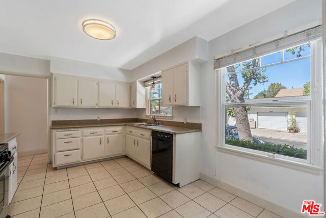 4823 Topanga Canyon Boulevard, Woodland Hills CA: https://media.crmls.org/mediaz/b38c6b37-390d-4ad0-9cc9-0ee97a5e7800.jpg