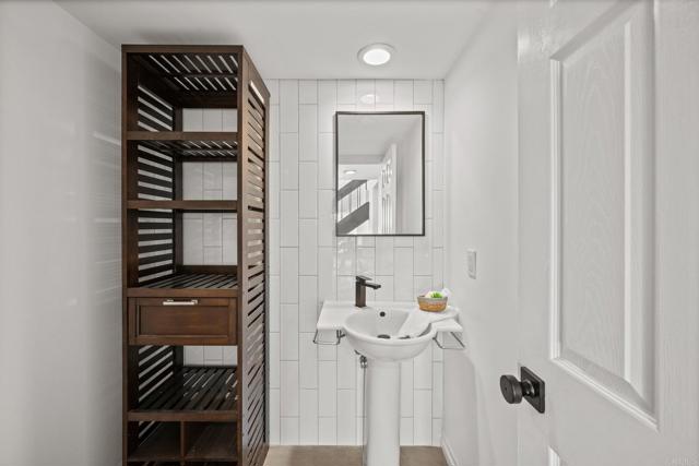 1033 Via Mil Cumbres, Solana Beach CA: https://media.crmls.org/mediaz/b38d6e9c-50f0-4038-9086-8868b921e6b2.jpg