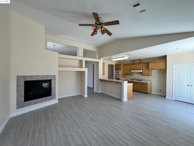 1371 Brooktrail Dr, Pittsburg CA: https://media.crmls.org/mediaz/b38f003e-a41f-46e7-a51a-154cfe2e165c.jpg