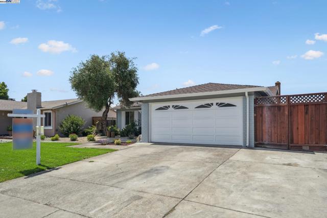 34709 Clover St, Union City CA: https://media.crmls.org/mediaz/b38f4846-588a-4bae-8cb4-d8299e0f12f8.jpg