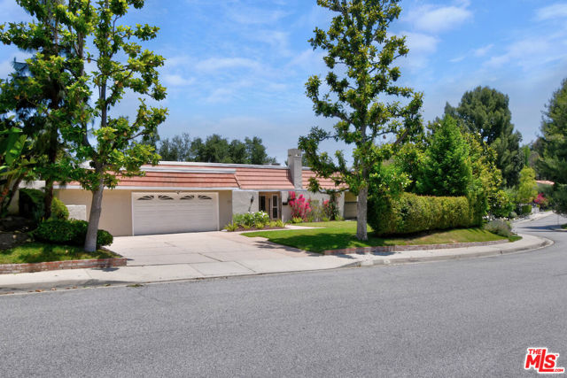 23637 Park Belmonte, Calabasas CA: https://media.crmls.org/mediaz/b38f7ab3-950a-4f2a-916f-bc00a1551c76.jpg