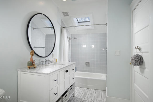662 S El Molino Avenue, Pasadena CA: https://media.crmls.org/mediaz/b38f89c3-69b3-4ec1-a16a-17e90982a44f.jpg