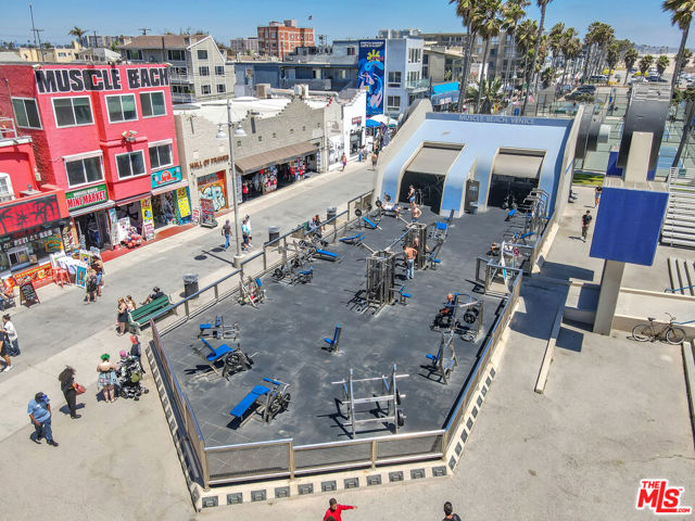 25 Brooks Avenue, Venice CA: https://media.crmls.org/mediaz/b39099ad-907b-45f4-9fe7-d6e9f55f9875.jpg