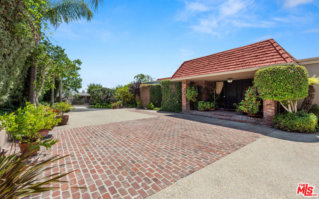 576 Chalette Drive