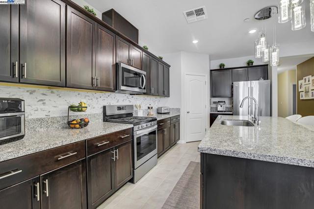 4014 Kenwood Cir, Oakley CA: https://media.crmls.org/mediaz/b3915903-358d-4dcb-9527-04ea9744310c.jpg