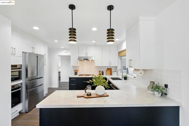 7927 Phaeton Dr, Oakland CA: https://media.crmls.org/mediaz/b3916490-152d-4162-8c73-f96137db5761.jpg
