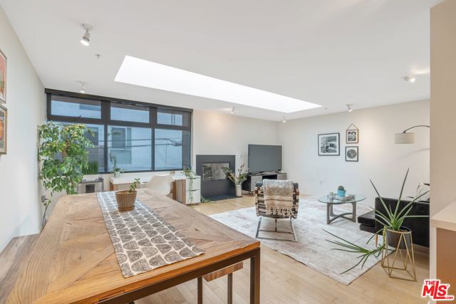 5806 Waring Avenue, Los Angeles CA: https://media.crmls.org/mediaz/b3922b11-e1c9-41d4-bb0a-e790de5c503f.jpg