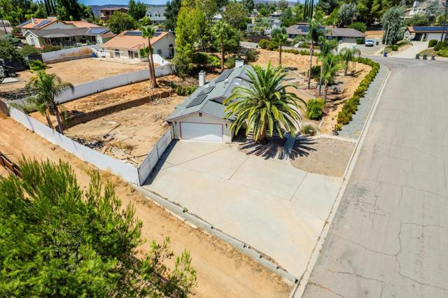 24763 Leada Way, Ramona CA: https://media.crmls.org/mediaz/b3927902-76fd-478a-bac6-56c893f016ce.jpg