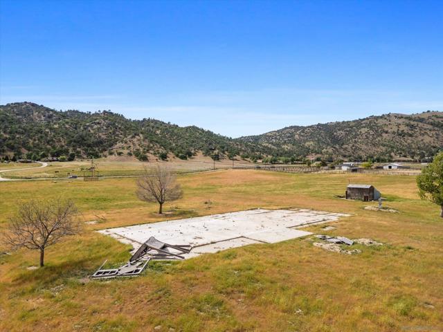 20256 Sasia RD, Tehachapi CA: https://media.crmls.org/mediaz/b392f785-65ab-41f9-851d-2fd385999d5b.jpg
