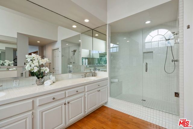 134 Roma Court, Marina del Rey CA: https://media.crmls.org/mediaz/b39650a2-608b-4e39-9f80-950842072d52.jpg