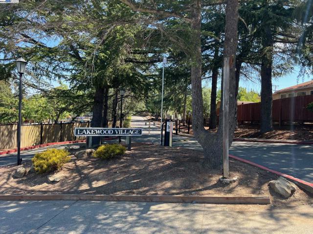 3242 Monika Ln, Hayward CA: https://media.crmls.org/mediaz/b3969f11-8a34-4c51-b553-10a655f9ec87.jpg