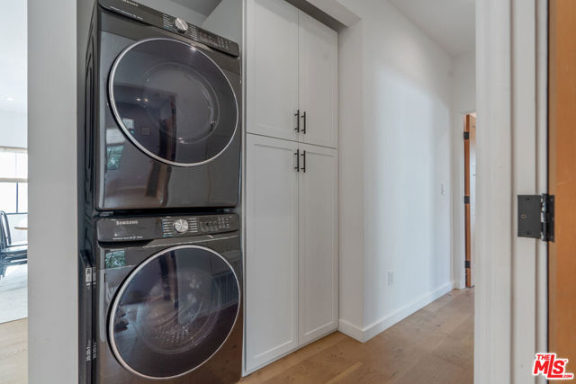 1280 S Sycamore Avenue, Los Angeles CA: https://media.crmls.org/mediaz/b396edd0-6f2a-40a1-8343-8dd9541c2d5f.jpg