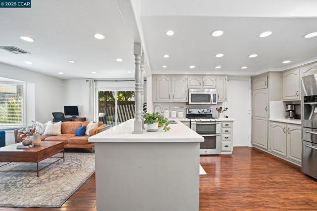 1630 Frankfurt Way, Livermore CA: https://media.crmls.org/mediaz/b396ff73-81d0-4a59-ab70-9e981c35f903.jpg