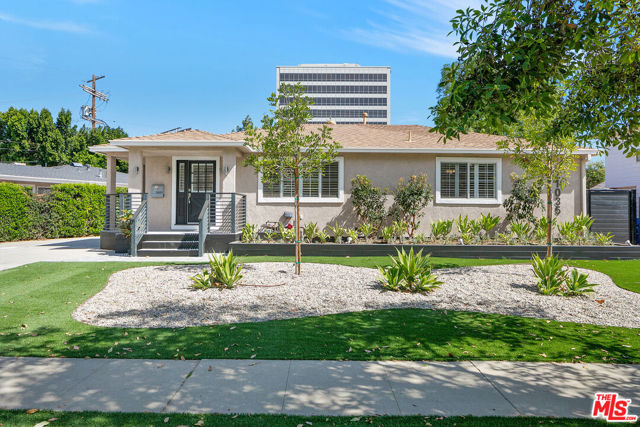 21037 Costanso St, Woodland Hills CA: https://media.crmls.org/mediaz/b3976737-8eb9-455d-93fd-0aaec97c927d.jpg