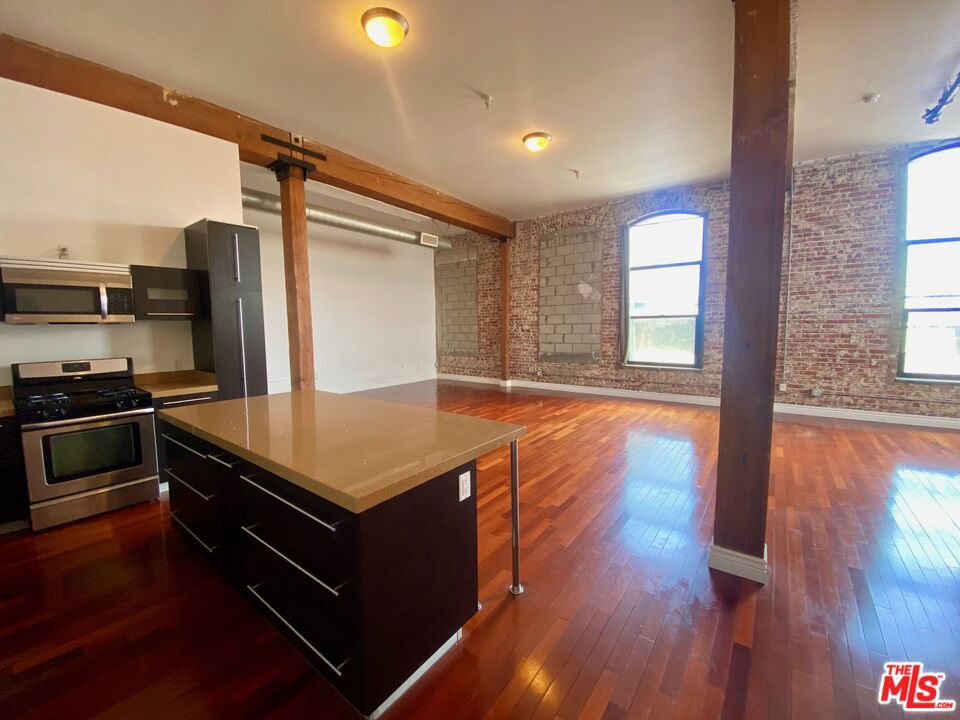 652 Mateo Street #201