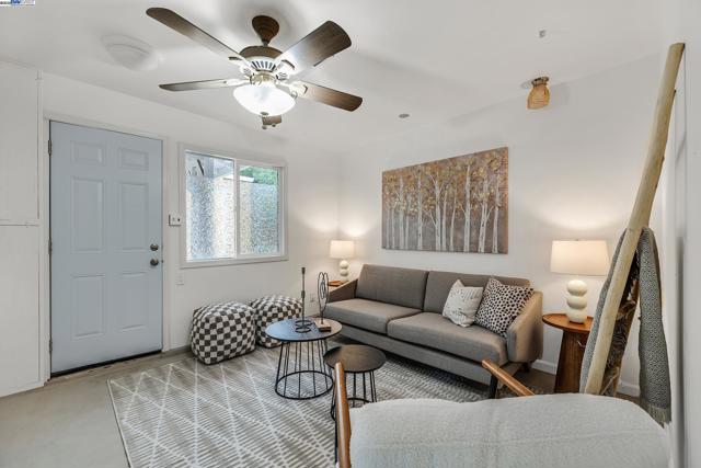 589 S M St, Livermore CA: https://media.crmls.org/mediaz/b3984ff8-b739-4139-9f1d-e340455ace36.jpg