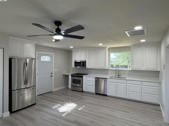 2809 Avalon Dr, Sacramento CA: https://media.crmls.org/mediaz/b398dbc7-c863-410f-929b-3e7dc91f6993.jpg