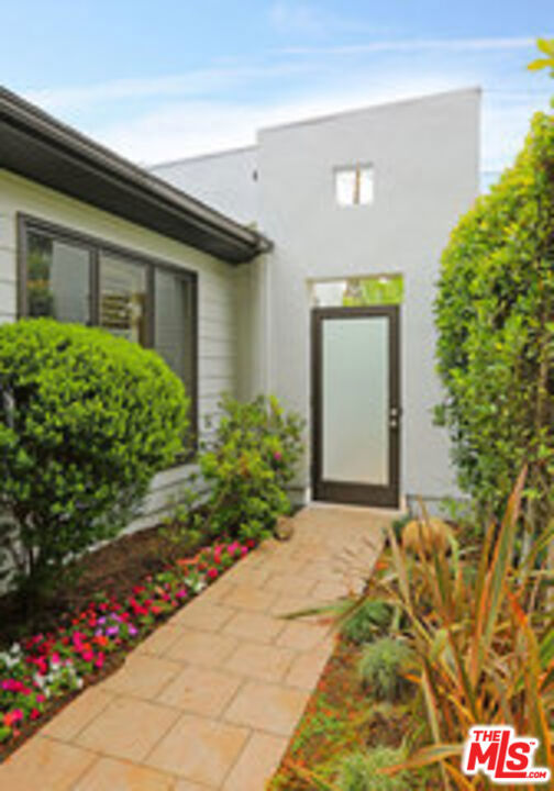 8049 Briar Summit Drive, Los Angeles CA: https://media.crmls.org/mediaz/b3997e14-d9e9-4bed-bad7-3c1458b23473.jpg