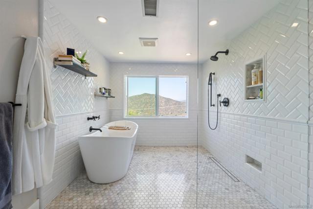 17924 Saint Andrews Dr, Poway CA: https://media.crmls.org/mediaz/b399b697-5cc2-44da-a313-1c16f25a7beb.jpg