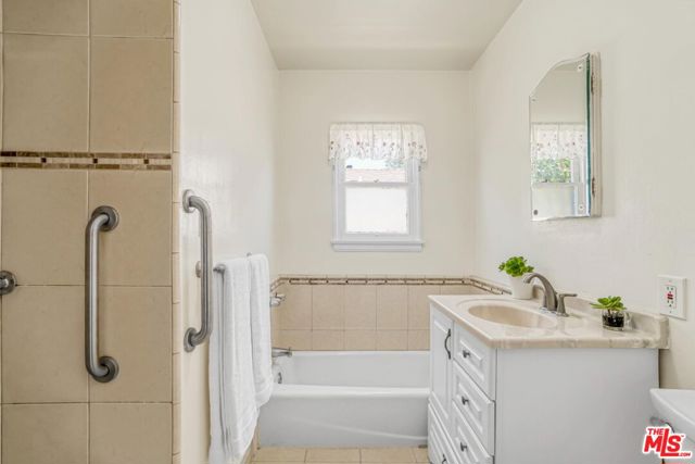 2577 Wellesley Avenue, Los Angeles CA: https://media.crmls.org/mediaz/b39a7164-5697-441a-8ada-87c445f87f21.jpg