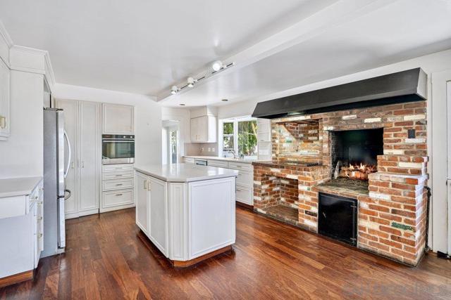 1312 3Rd St, Coronado CA: https://media.crmls.org/mediaz/b39b2962-2b04-4d1c-a118-45db15f6502b.jpg