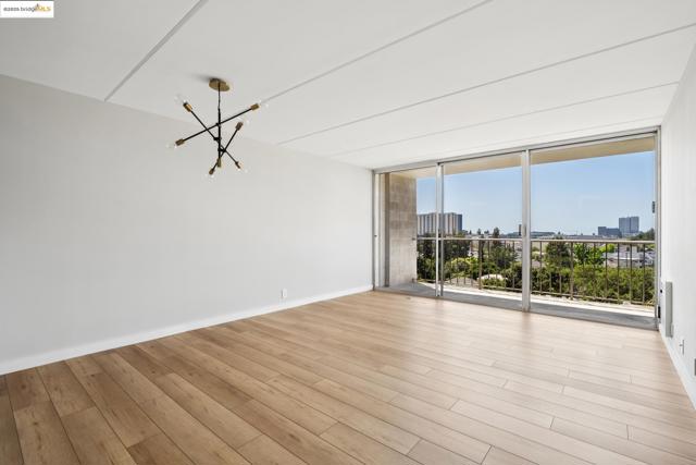 1 Kelton Ct, Oakland CA: https://media.crmls.org/mediaz/b39b6b73-5cc0-4e3b-b32a-5648b99615d5.jpg