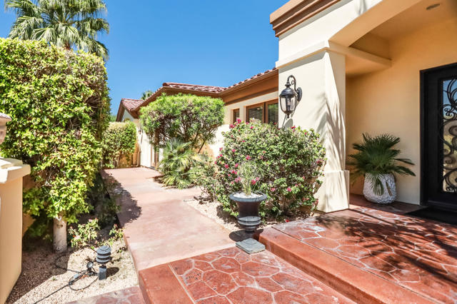 16 Villaggio Place, Rancho Mirage CA: https://media.crmls.org/mediaz/b39c29ae-c92f-4703-9a39-8f7ba3381817.jpg