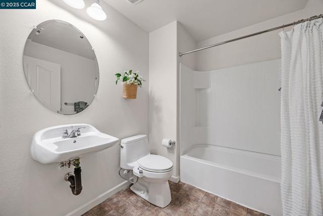 6939 Mariposa Cir, Dublin CA: https://media.crmls.org/mediaz/b39e86cb-e1b9-4bd8-9cd9-01672c0d11ab.jpg
