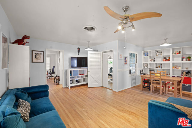 6961 Zelzah Avenue, Reseda CA: https://media.crmls.org/mediaz/b39fc11c-1e5f-44ee-a431-956f4397150f.jpg