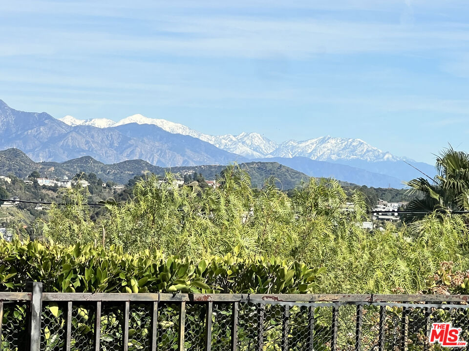 https://media.crmls.org/mediaz/b3a0780f-fa95-4e90-8027-6cdb23dc22f9.jpg?preset=X-Large