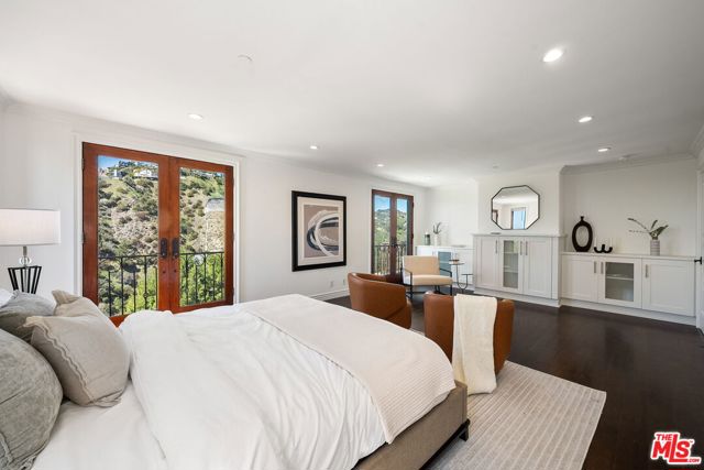 8027 Floral Avenue, Los Angeles CA: https://media.crmls.org/mediaz/b3a0a09c-35e0-4e03-ad81-a62491496ed6.jpg
