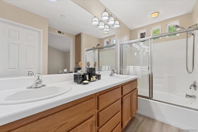 6342 Citracado Cir, Carlsbad CA: https://media.crmls.org/mediaz/b3a12a5a-3af5-4ed9-97e9-30c936ad0e9d.jpg