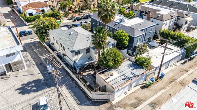 139 N Harper Avenue, Los Angeles CA: https://media.crmls.org/mediaz/b3a1792d-5be1-4f5e-99d6-2bf0986f5e49.jpg