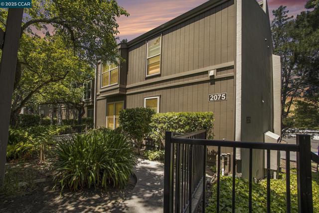 2075 Ascot Dr, Moraga CA: https://media.crmls.org/mediaz/b3a1c621-9e5d-4bdb-8681-148fcbc13188.jpg