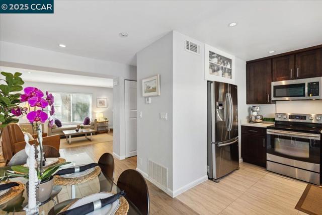 1237 Pine Creek Way, Concord CA: https://media.crmls.org/mediaz/b3a28b08-cf16-4d03-8e09-5f3d4b35fb3e.jpg