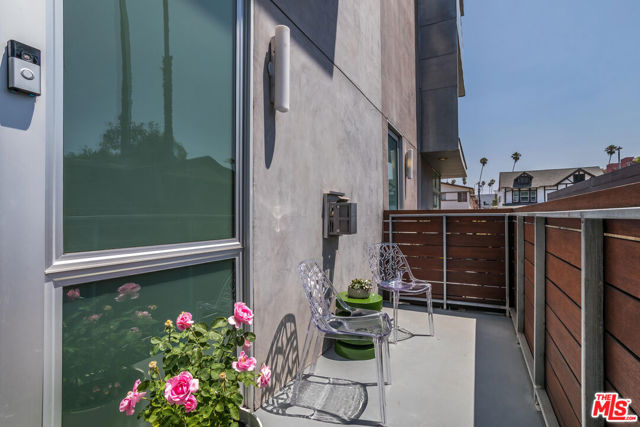 333 S Wilton Place, Los Angeles CA: https://media.crmls.org/mediaz/b3a3ab19-1ea3-4c10-9553-c3898ed1df85.jpg