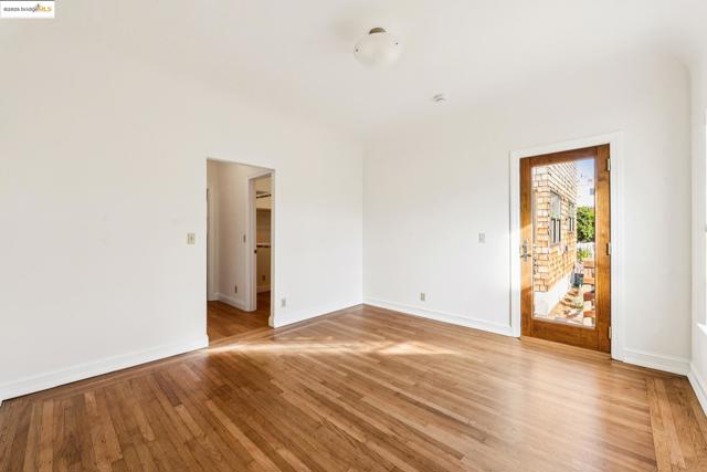 1521 Josephine St, Berkeley CA: https://media.crmls.org/mediaz/b3a3c30a-0b47-42bc-845b-ae97b6570108.jpg